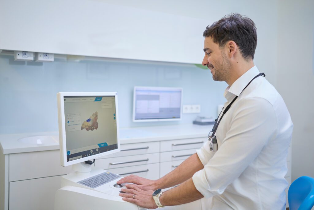 CEREC©-Maschine in der Zahnarztpraxis Dr. Millonig in 1070 Wien – computergestützte Herstellung von Keramik-Zahnersatz in nur einer Sitzung