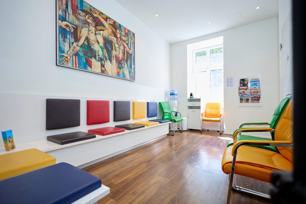 Wartezimmer der Zahnarztpraxis Dr. Millonig in 1070 Wien